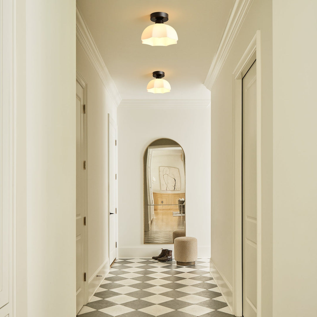 Diseño minimalista: luz de techo cúpula escallopada blanca. Lámpara moderna para iluminación interior del hogar.