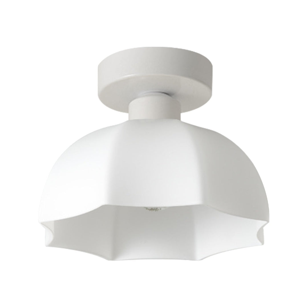 Lámpara de techo cúpula blanca escallopada. Diseño moderno y minimalista para iluminación interior del hogar.