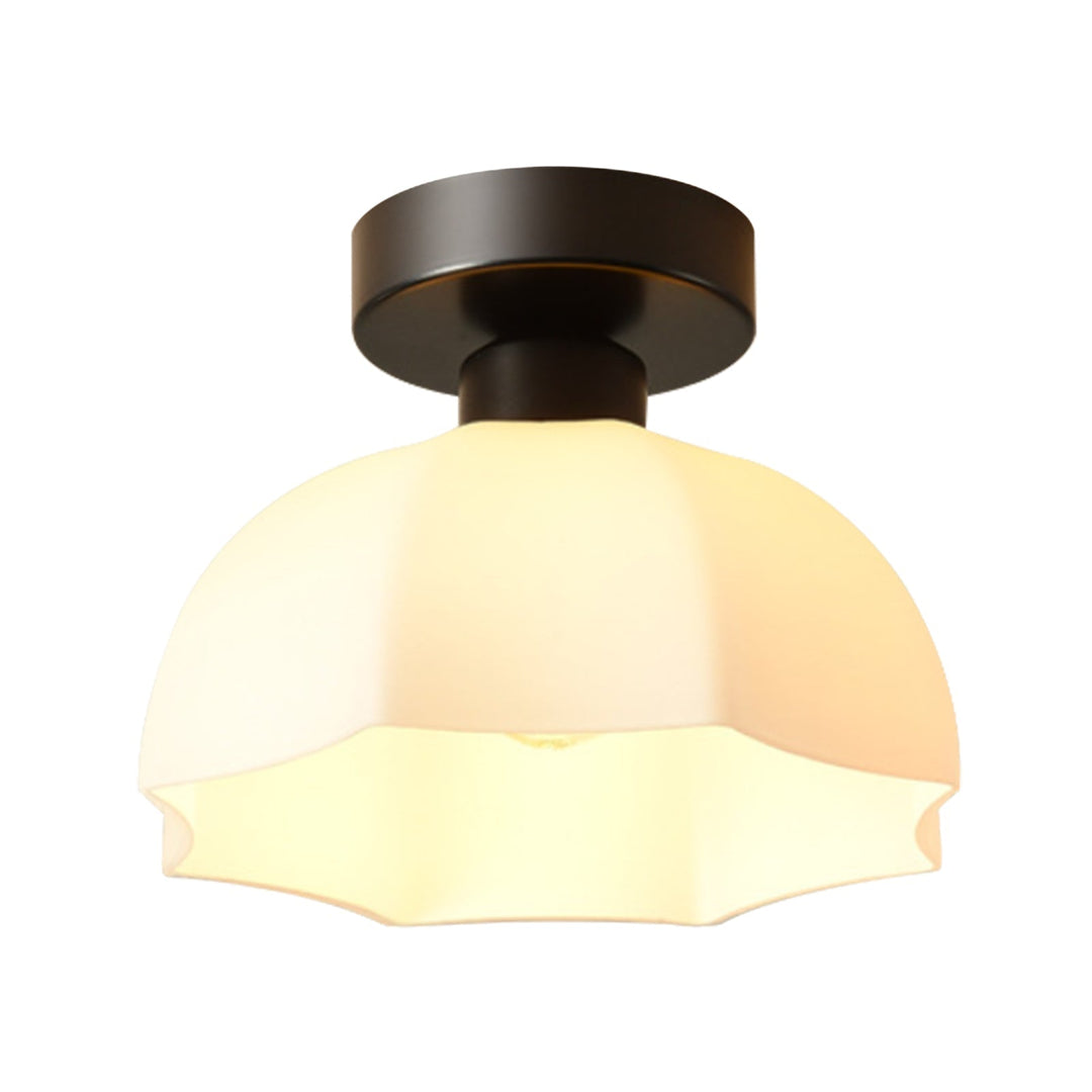Luz de techo moderna blanca, cúpula escallopada para iluminación interior. Estilo minimalista decorativo.