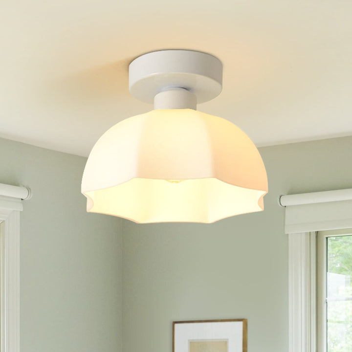 Cúpula escallopada blanca, luz de techo moderna y minimalista. Perfecta para iluminación interior y decoración.