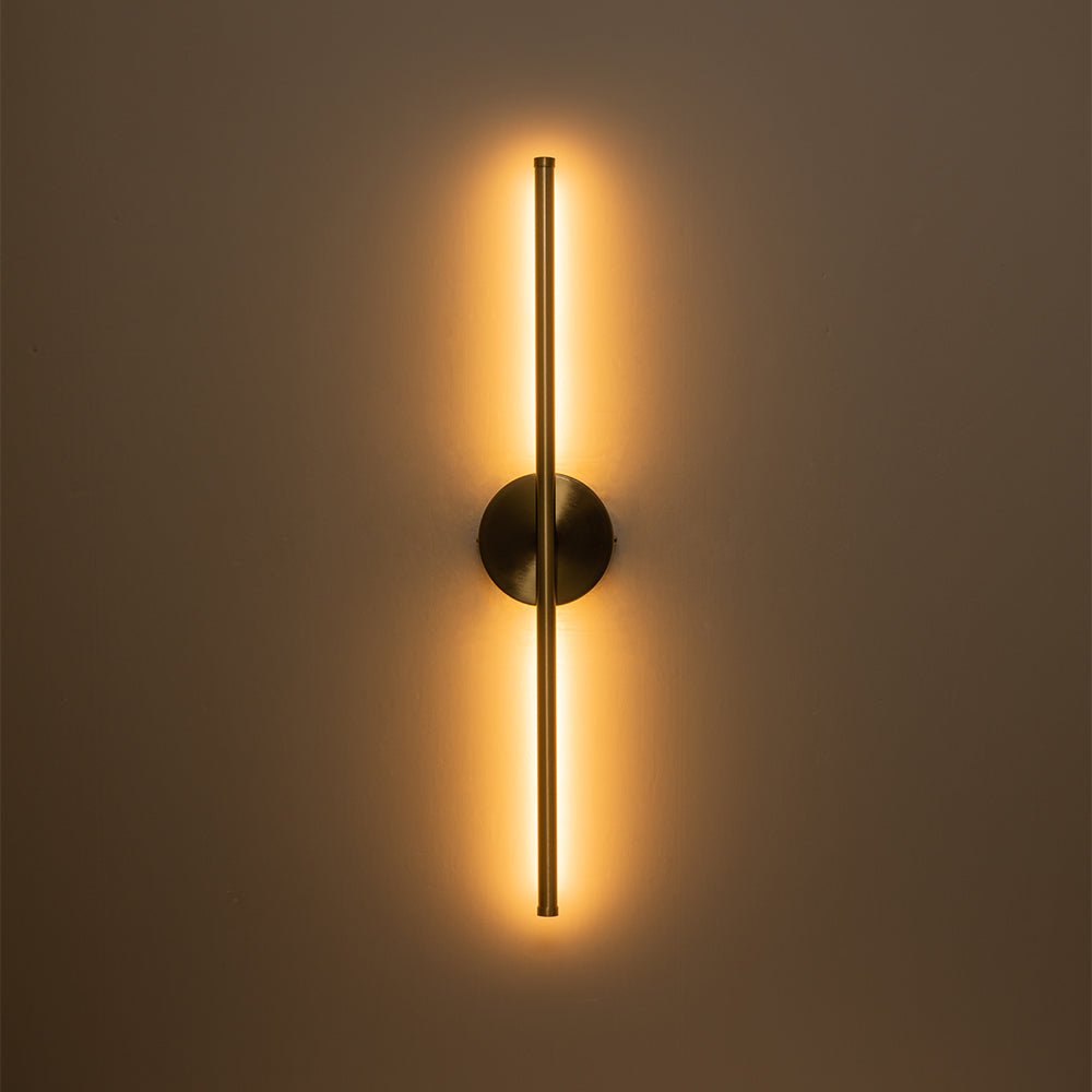 Luz de pared LED lineal para pasillo. Iluminación moderna y funcional, con diseño minimalista de bajo consumo.