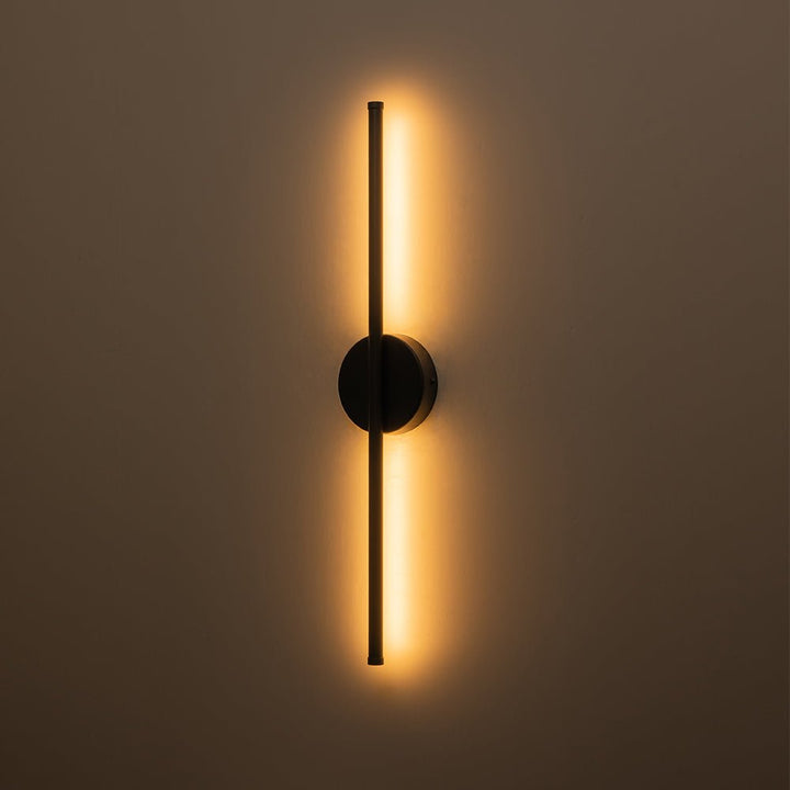 Aplique lineal LED en latón. Diseño moderno y minimalista para interior, luz de pared integrada y elegante.