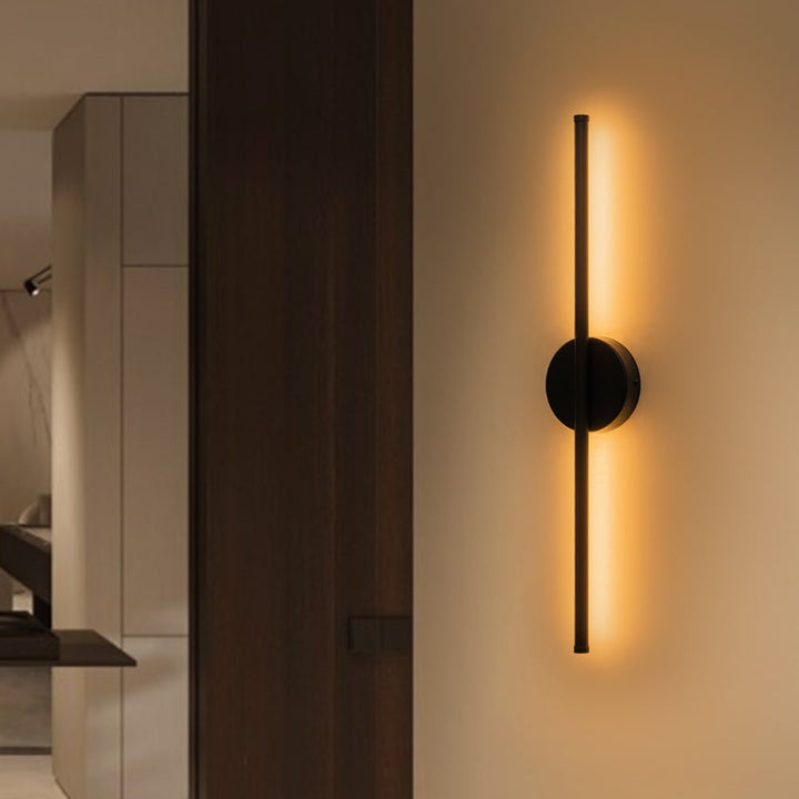 Aplique de pared LED integrado, diseño lineal moderno. Luz cálida ideal para decoración minimalista del hogar.