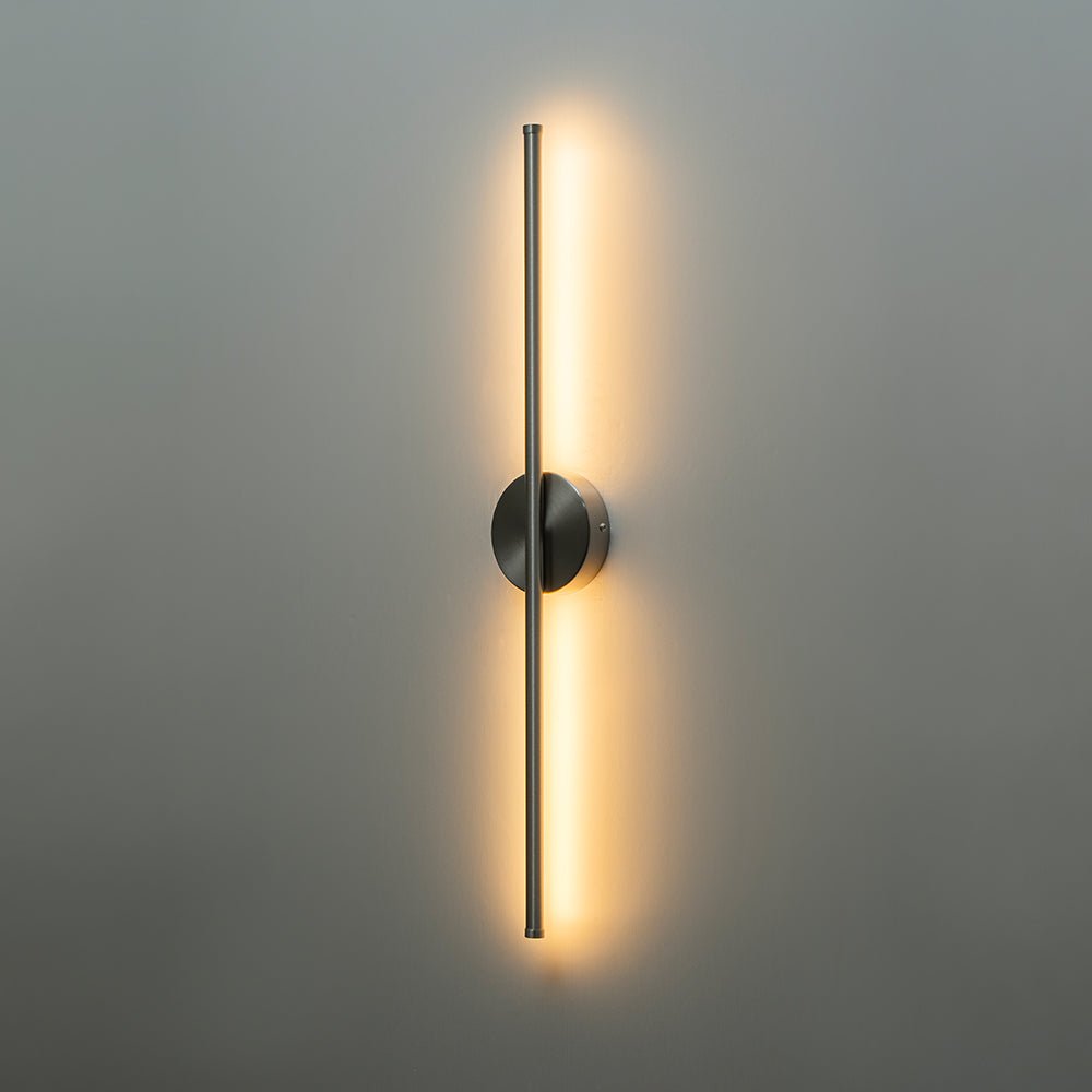 Aplique lineal LED moderno para salón. Luz cálida y minimalista, ideal para una decoración de hogar contemporánea.