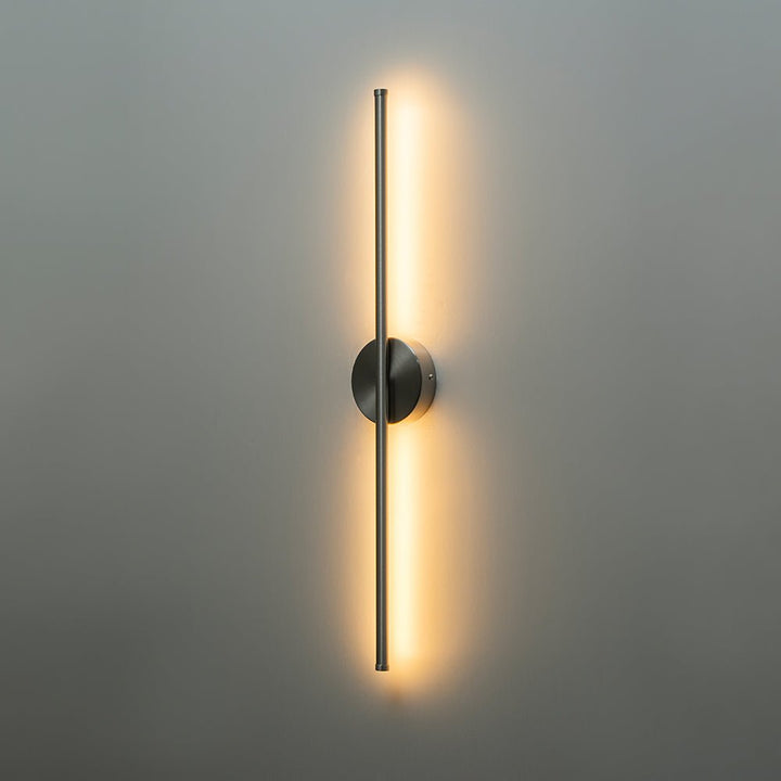 Aplique lineal LED moderno para salón. Luz cálida y minimalista, ideal para una decoración de hogar contemporánea.
