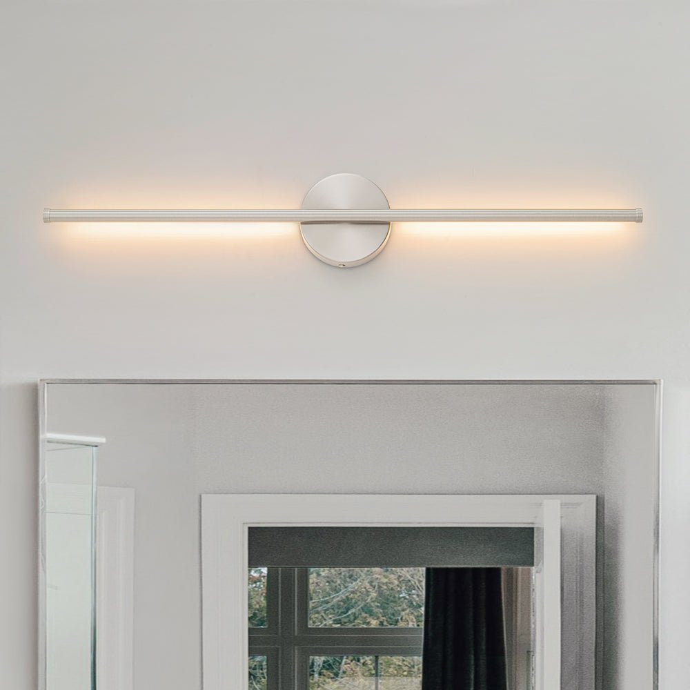 Luz de pared LED con acabado níquel. Diseño lineal minimalista, ideal para iluminar y decorar el hogar moderno.