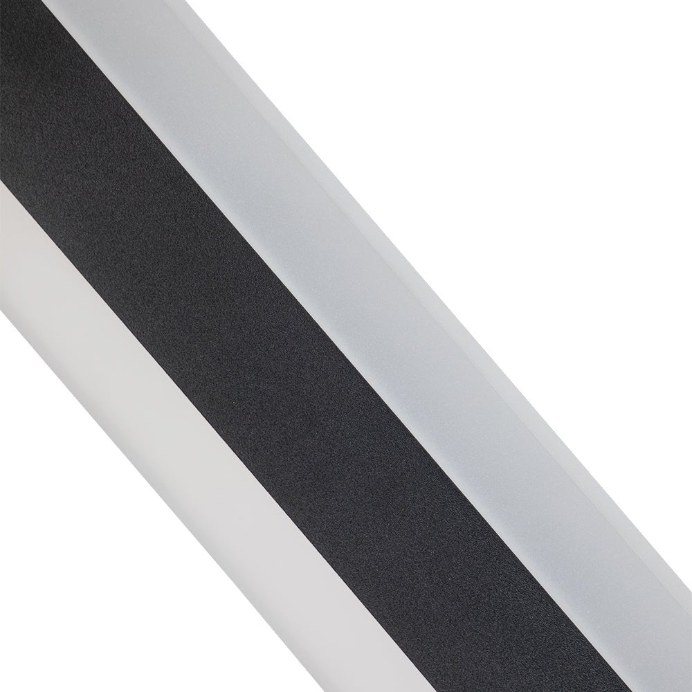 Luz de pared exterior LED larga y moderna. Iluminación impermeable negra para jardín o patio, diseño lineal.