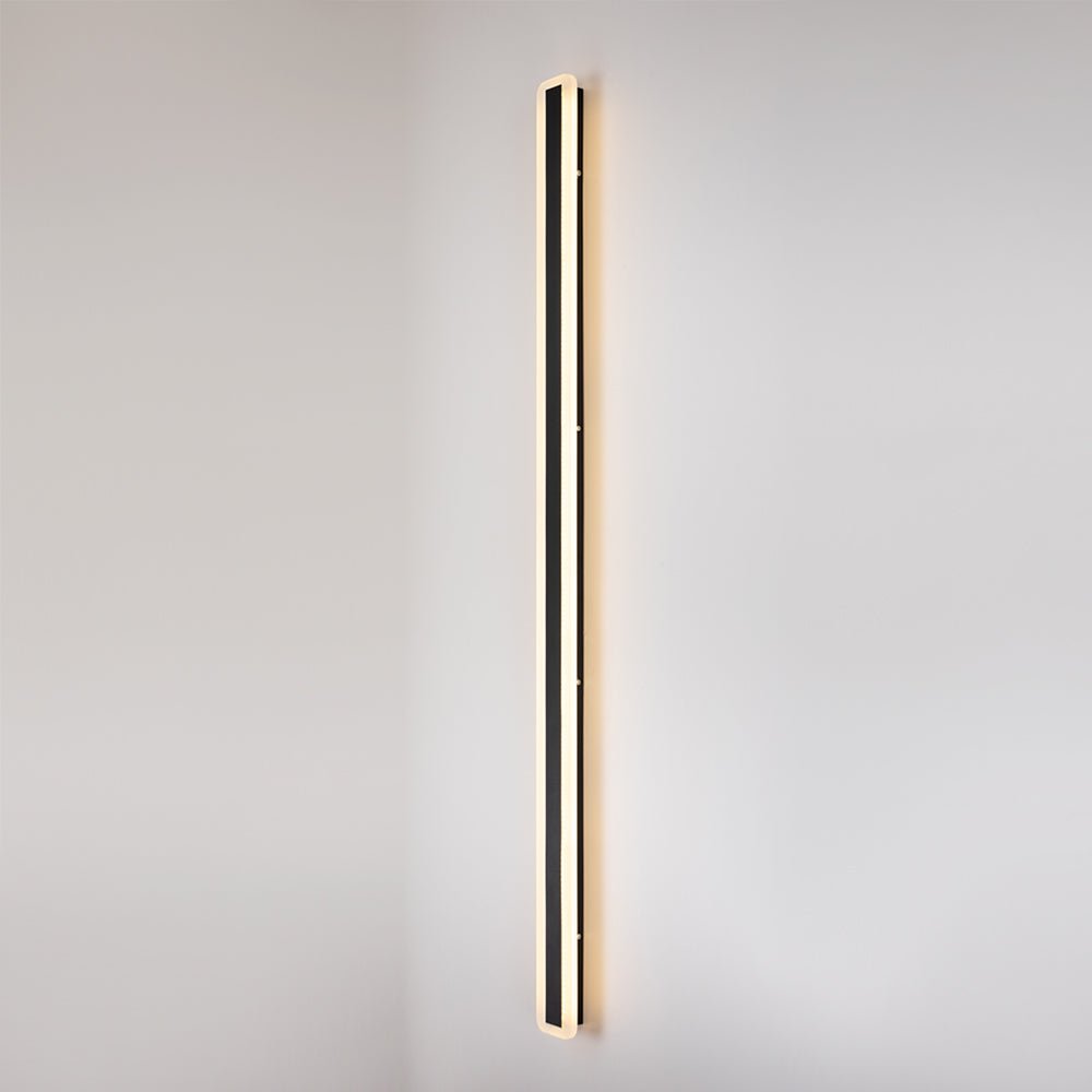 Luz de pared exterior LED impermeable negra. Diseño lineal duradero para jardín y patio. Iluminación moderna.