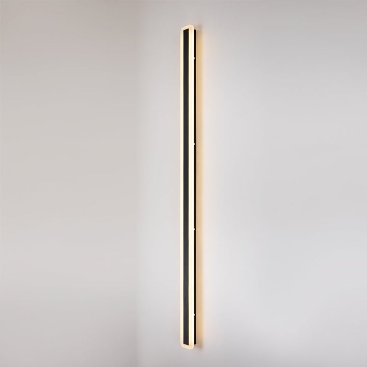 Luz de pared exterior LED impermeable negra. Diseño lineal duradero para jardín y patio. Iluminación moderna.