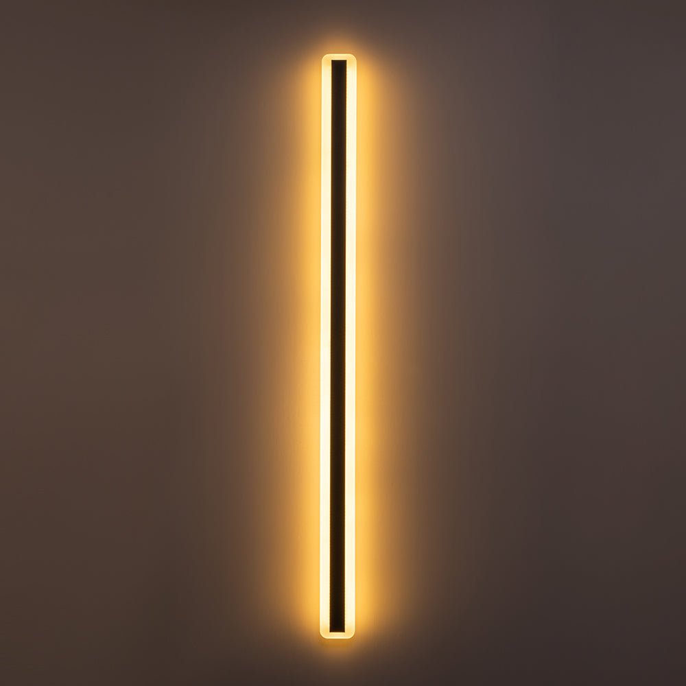 Lámpara de pared LED lineal moderna para exterior. Iluminación minimalista negra, ideal para fachada y patio.