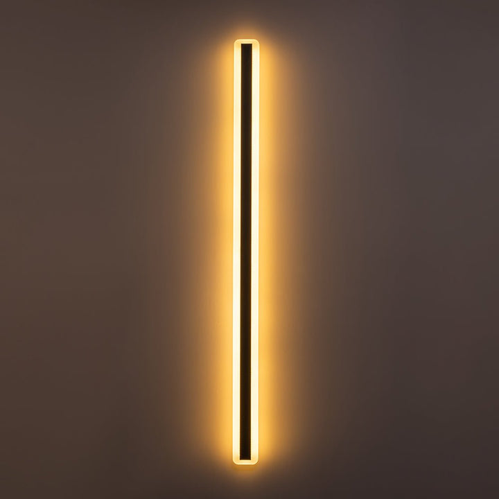 Lámpara de pared LED lineal moderna para exterior. Iluminación minimalista negra, ideal para fachada y patio.