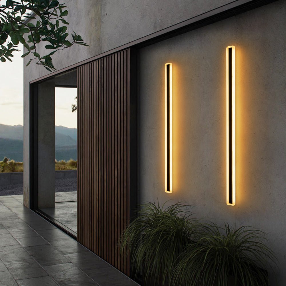 Luz de pared exterior LED moderna negra para fachada. Diseño lineal minimalista, impermeable.