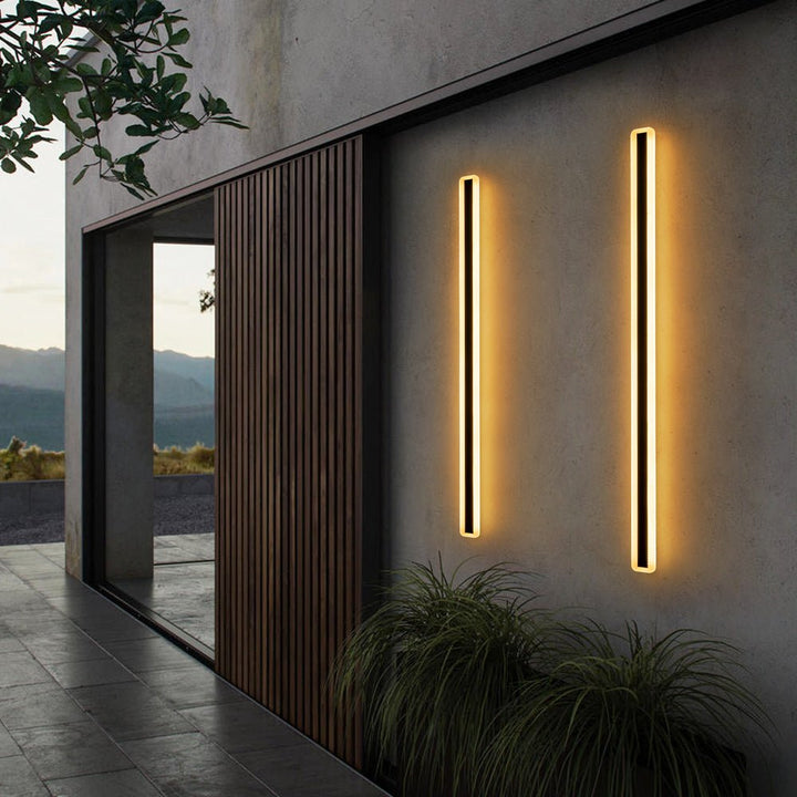 Luz de pared exterior LED moderna negra para fachada. Diseño lineal minimalista, impermeable.