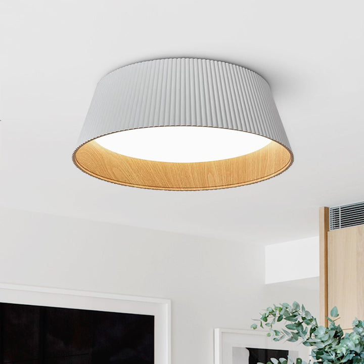 Moderna luz de techo LED empotrada cónica, diseño minimalista con textura de madera.
