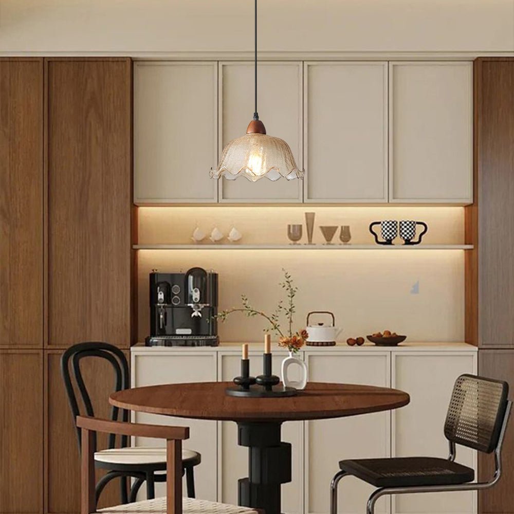 Diseño único de lámpara colgante flor ámbar para decoración moderna en cocina.