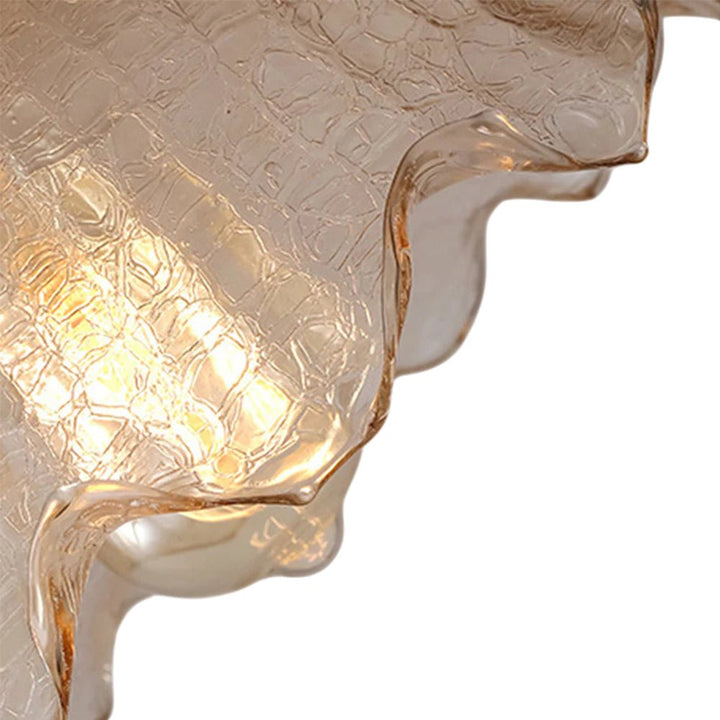 Ambiente acogedor con lámpara colgante retro floral ámbar, ideal para vestíbulo.