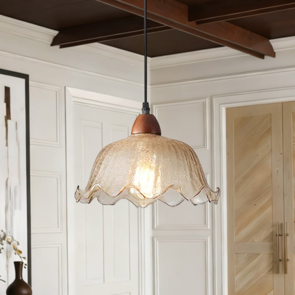 Lámpara colgante retro floral ámbar con luz cálida, ideal para comedor.