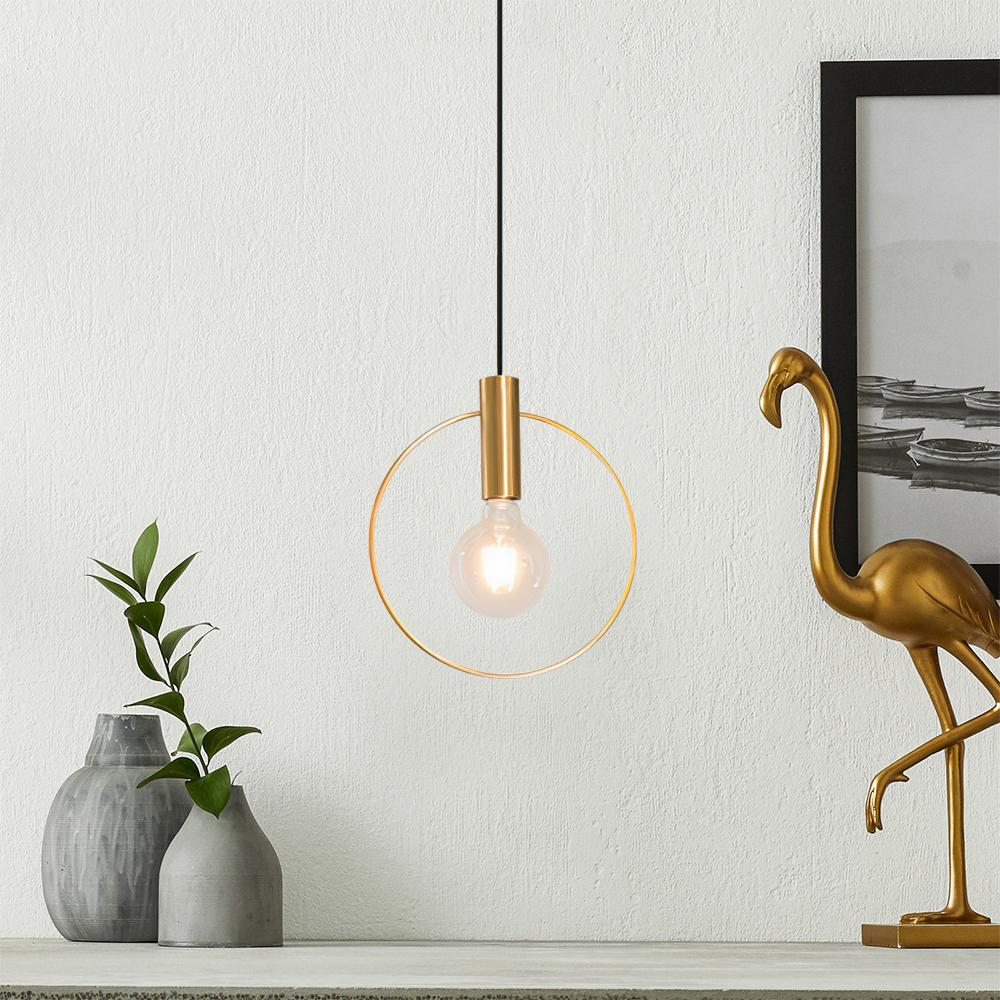 Lámpara colgante de oro moderna con diseño de anillo, ideal para iluminación interior elegante.