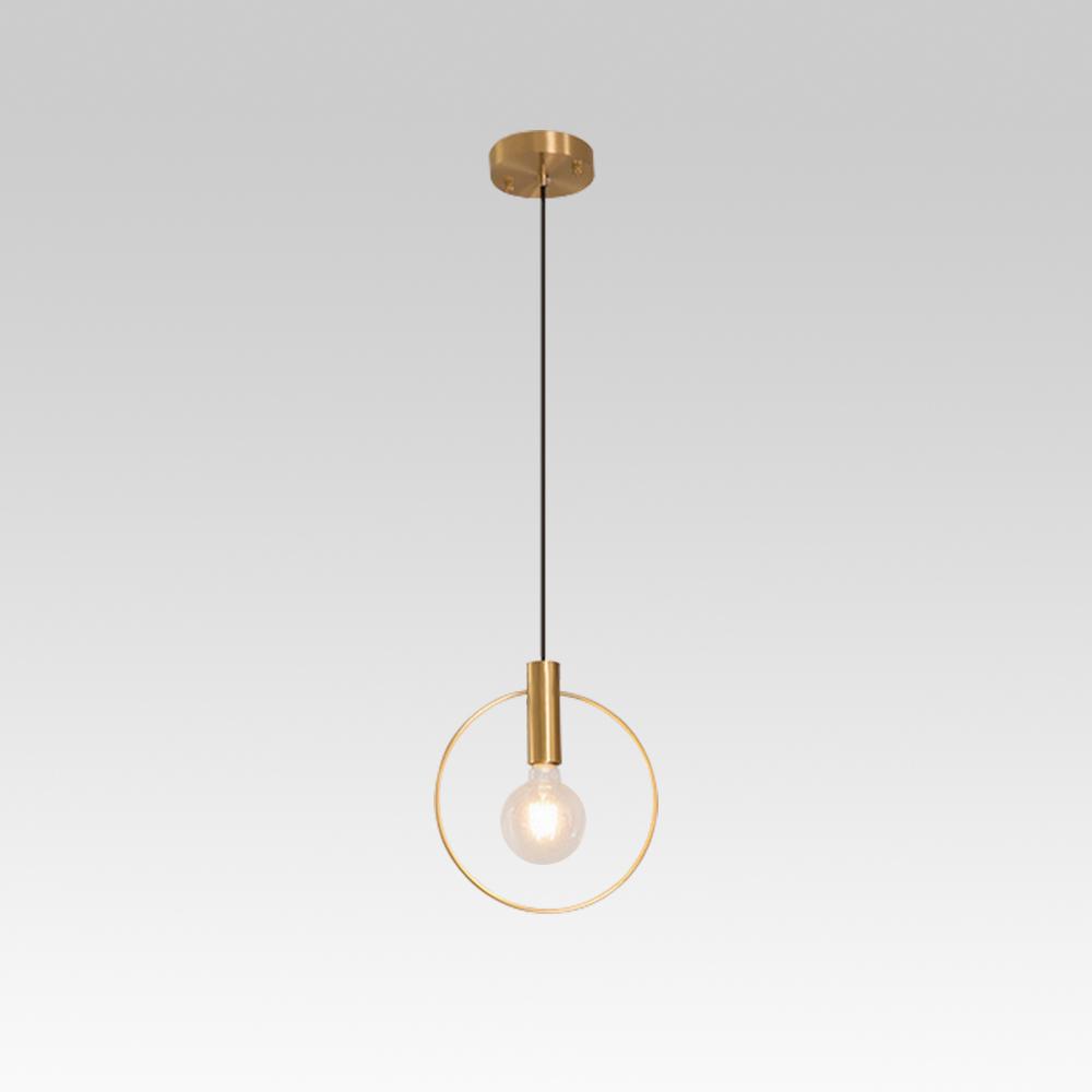 Vista de la lámpara colgante de oro con forma de anillo, iluminación moderna y elegante para el hogar.