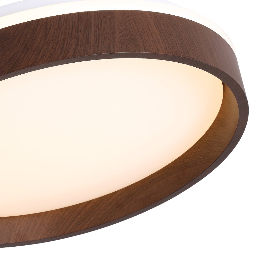 Luz de techo LED redonda con detalles de nogal. Iluminación moderna y empotrada para un hogar cálido.