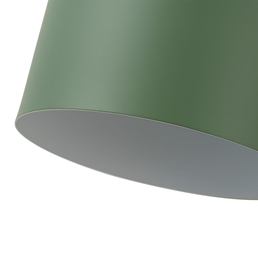 Aplique nórdico moderno con vidrio cilíndrico para luz interior elegante. Detalles de latón dorado.