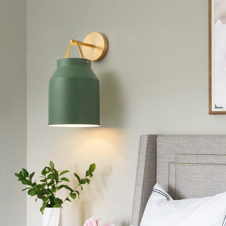 Lámpara de pared escandinava, vidrio cilíndrico y latón, perfecta para iluminación moderna interior.