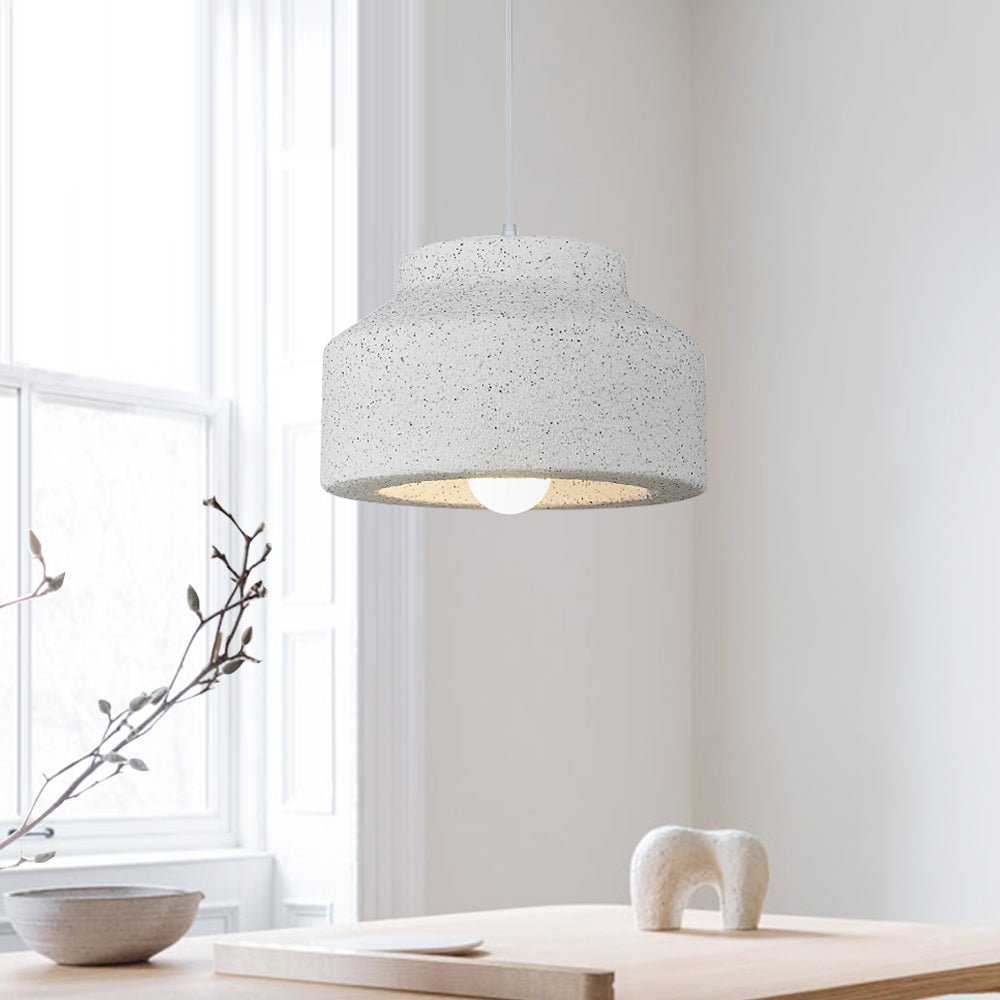 Diseño geométrico único de lámpara colgante minimalista gris claro, perfecta para luz ambiental del hogar.