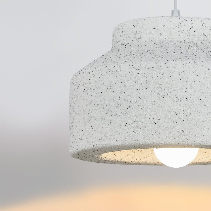 Iluminación interior versátil con lámpara colgante minimalista nórdica gris, diseño geométrico y luz suave.