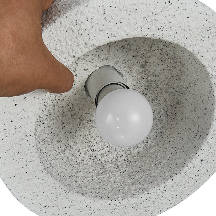 Lámpara colgante gris oscuro de diseño único geométrico, que complementa la decoración nórdica del hogar.