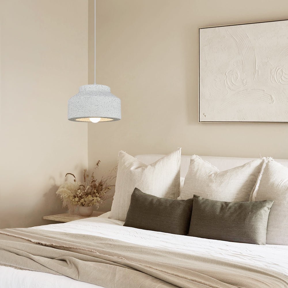 Iluminación interior nórdica con lámpara colgante Wabi Sabi gris oscuro, un toque decorativo y ambiental.