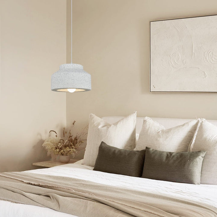 Iluminación interior nórdica con lámpara colgante Wabi Sabi gris oscuro, un toque decorativo y ambiental.