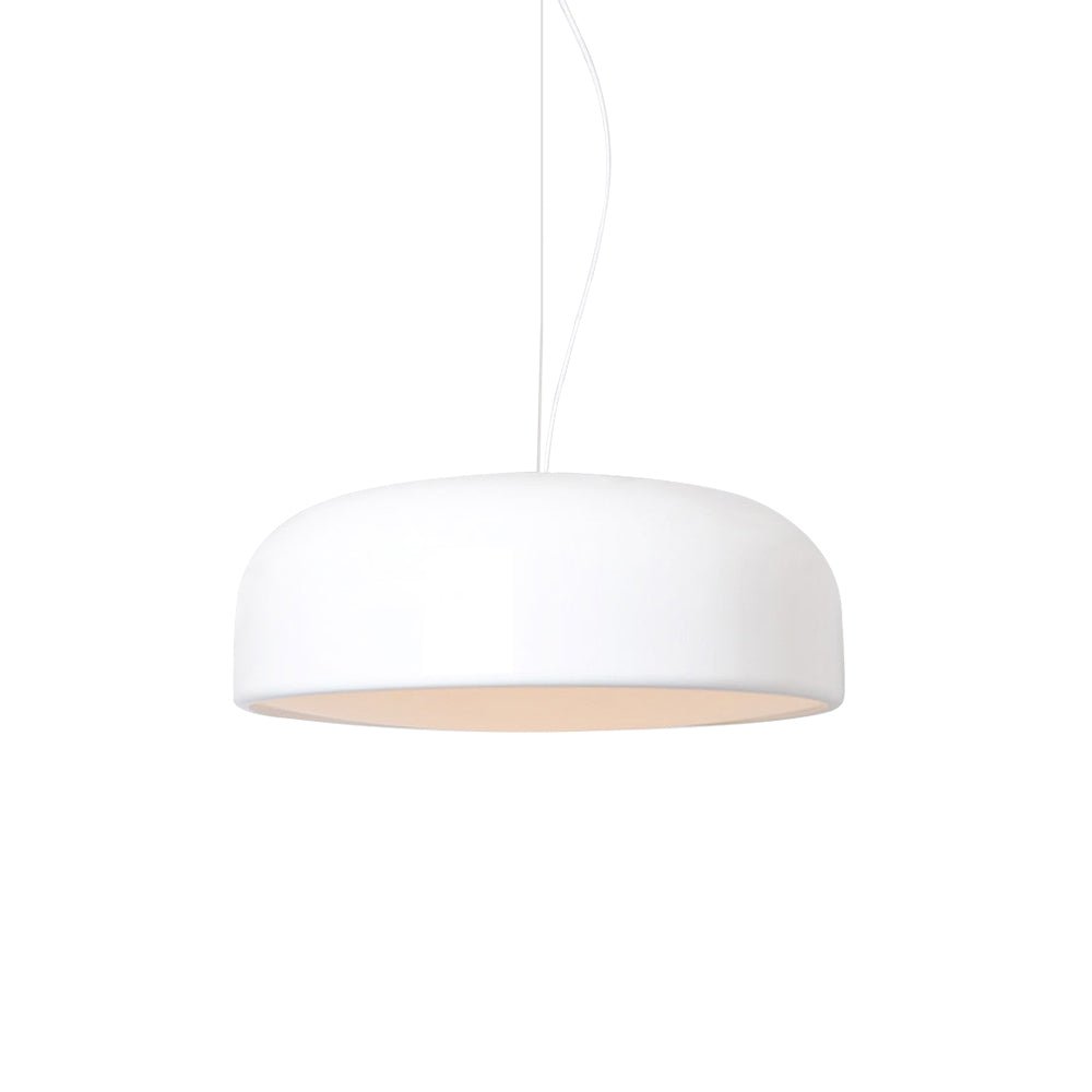 Decoración nórdica: lámpara colgante blanca de cúpula, ideal para iluminar y embellecer tu espacio.