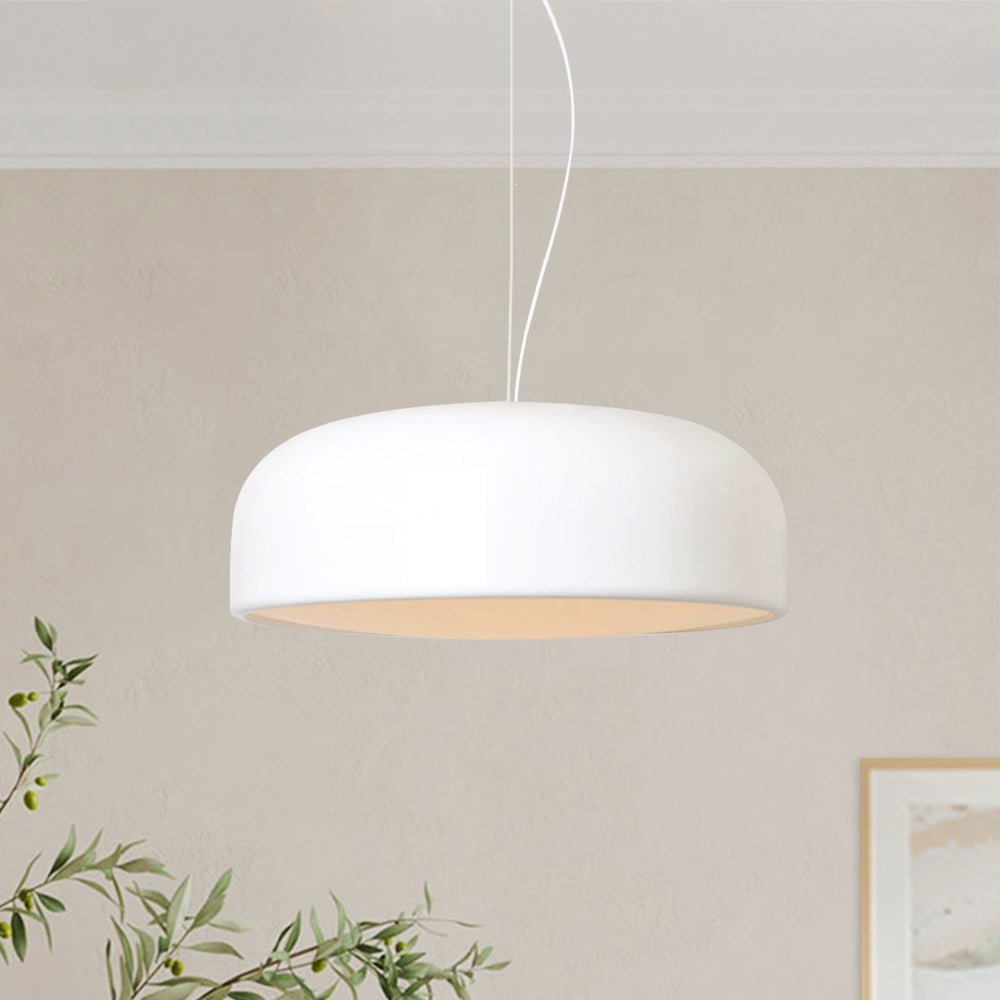 Lámpara colgante nórdica de cúpula blanca, ideal para un salón moderno y minimalista.