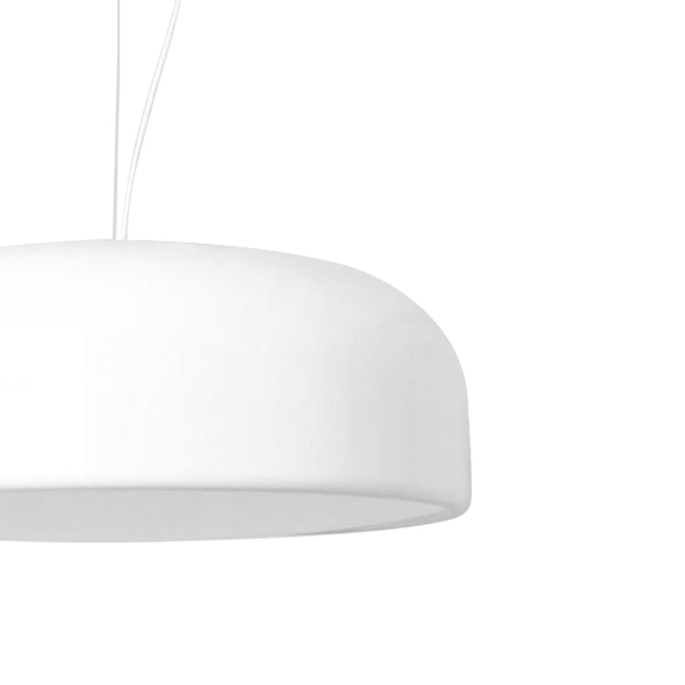 Vista detallada de lámpara colgante blanca de cúpula en salón moderno. Iluminación nórdica decorativa.