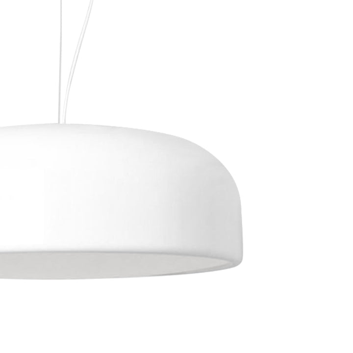 Vista detallada de lámpara colgante blanca de cúpula en salón moderno. Iluminación nórdica decorativa.