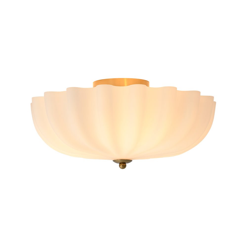 Plafón moderno dorado con 3 luces y difusores de vidrio esmerilado. Iluminación elegante para hogar.