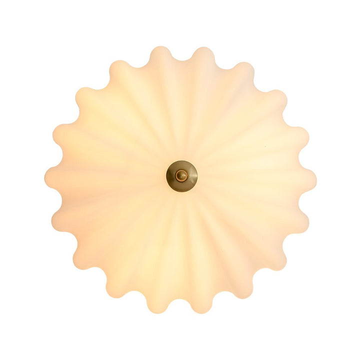 Iluminación de techo estilo nórdico, plafón dorado con 3 puntos de luz y pantallas de vidrio esmerilado.