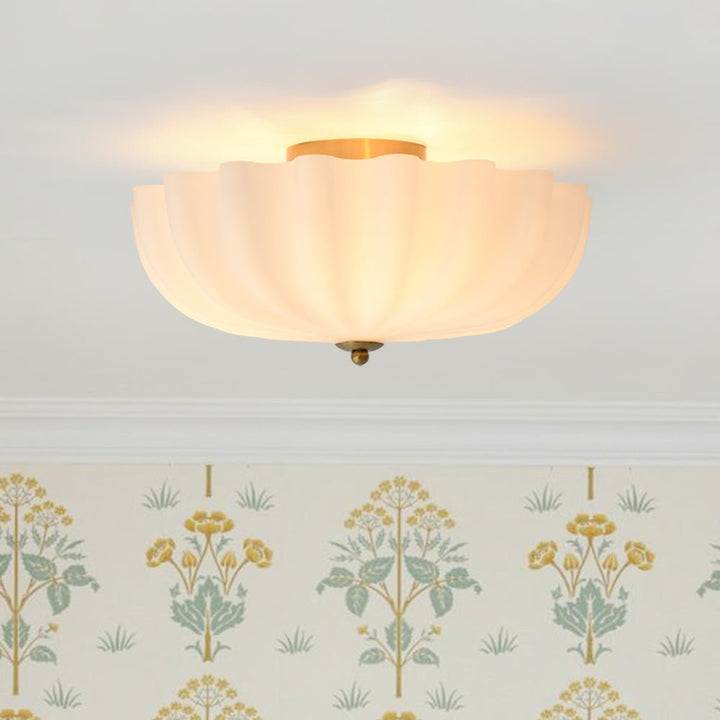 Plafón de techo nórdico moderno dorado con 3 luces y pantallas de vidrio esmerilado, ideal para salón.