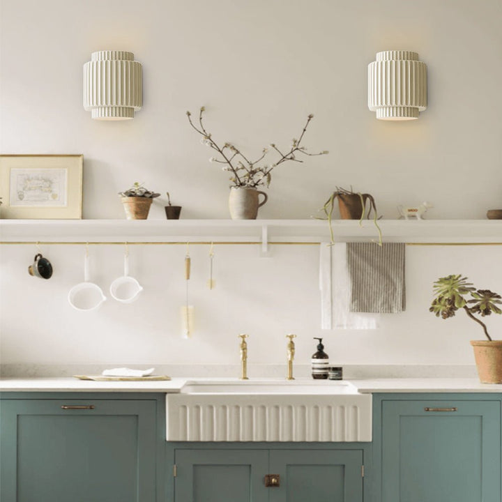 Luz de pared cilíndrica nórdica con diseño de capas. Ideal para iluminación interior y decoración moderna.