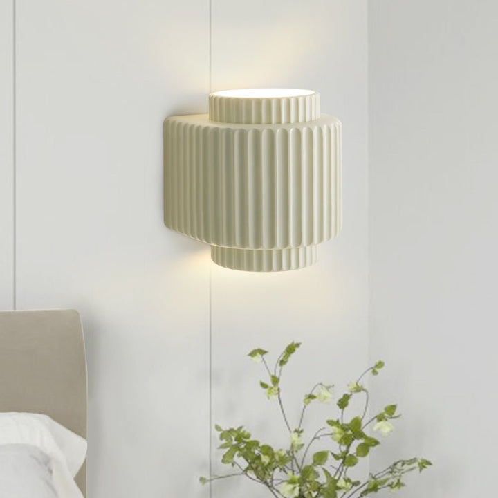 Luz de pared beige estilo nórdico. Iluminación interior con diseño de capas de resina para un ambiente cálido.