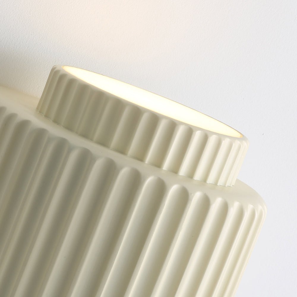 Luz de pared de resina estilo nórdico. Diseño cilíndrico con capas, aporta iluminación interior y decoración.