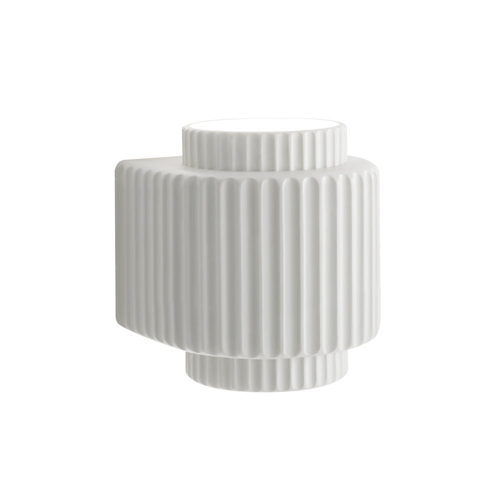 Luz de pared cilíndrica blanca nórdica. Diseño de capas que crea un ambiente luminoso en tu decoración.