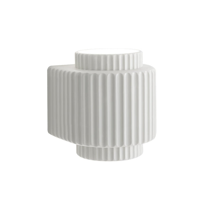 Luz de pared cilíndrica blanca nórdica. Diseño de capas que crea un ambiente luminoso en tu decoración.