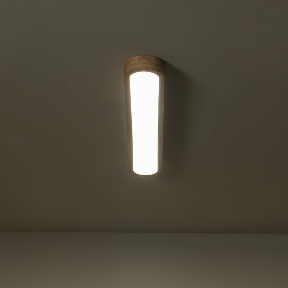 Brillante luz de techo LED ovalada y regulable, en madera clara de estilo nórdico para interior.