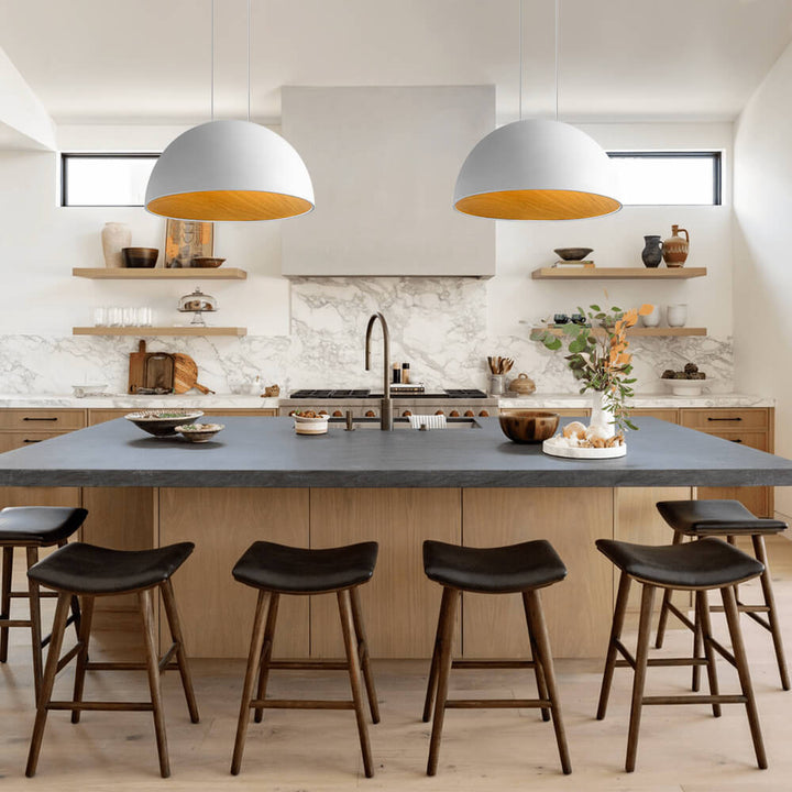 Colgante LED de techo nórdico con diseño de cúpula y acabado en madera blanca, ideal para decoración moderna.