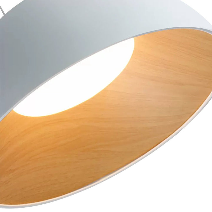 Colgante LED moderno para comedor o sala, estilo nórdico con cúpula de madera blanca y luz cálida.