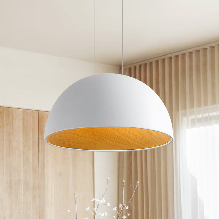 Iluminación LED colgante de estilo nórdico, cúpula de madera blanca para un ambiente interior cálido y moderno.
