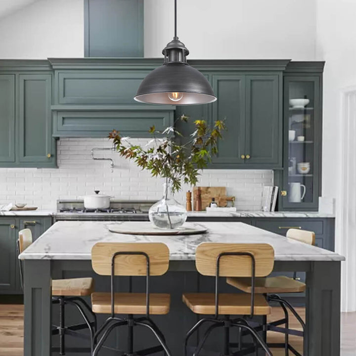 Iluminación de diseño moderno tipo cúpula, ideal para comedor industrial o cocina.