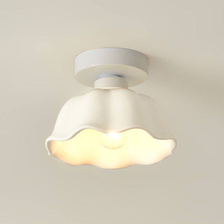Diseño de luz de techo minimalista, flor de cerámica con toque retro. Semiempotrada, una luz.