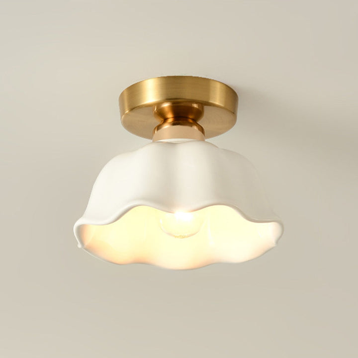 Lámpara de techo semiempotrada de cerámica blanca, diseño de flor retro. Iluminación con estilo.